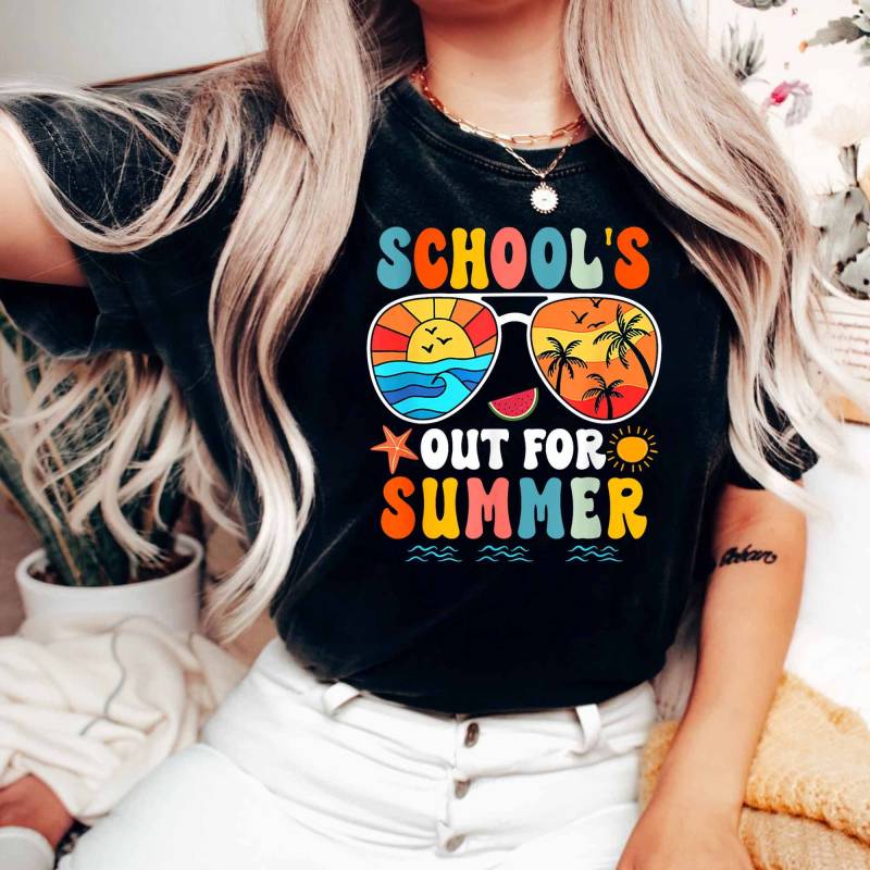 Die Schule Ist Für Sommer Shirt, Pause Lehrer Offduty Glücklichen Letzten Tag Der Shirt Die Schule Ist Für Sommer Shirt, Pause Lehrer Offduty Glücklichen Letzten Tag Der Shirt von ScruncStreet