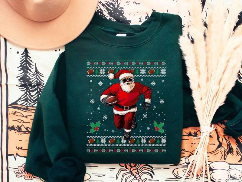 Fußball-Weihnachts-Sweatshirt, Weihnachtsmann, Der Fußball-Weihnachtshemd Spielt, Fußball-Liebhaber-Weihnachtshemd, Fußball-Mama-Hemd, Weihnachtshemd von ScruncStreet