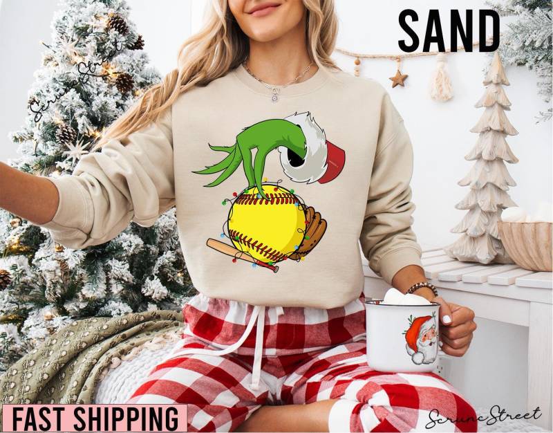 Grünes Weihnachtssoftball-Sweatshirt, Softball-Weihnachtst-Shirt, Tis Die Jahreszeit-Softball-Hemd, Softball-Mama-Weihnachten von ScruncStreet