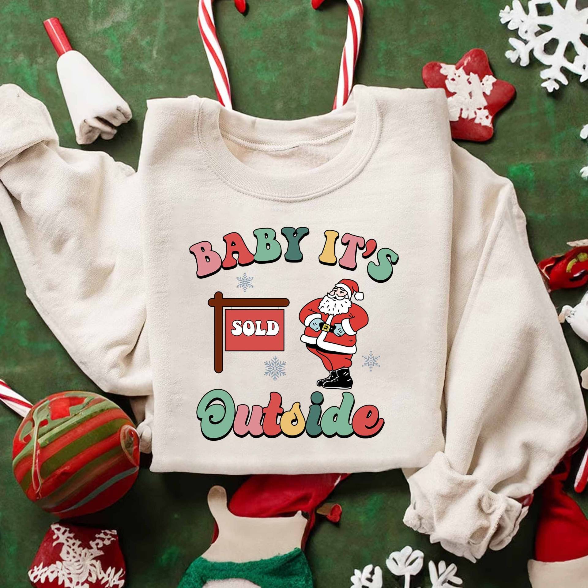 Grundbesitz-Weihnachtssweatshirt, Baby, Es Wird Draußen Verkauft, Grundbesitzer-Hemd, Retro Weihnachtsmann-T-Shirt, Grundbesitz-Weihnachtsgeschenke von ScruncStreet