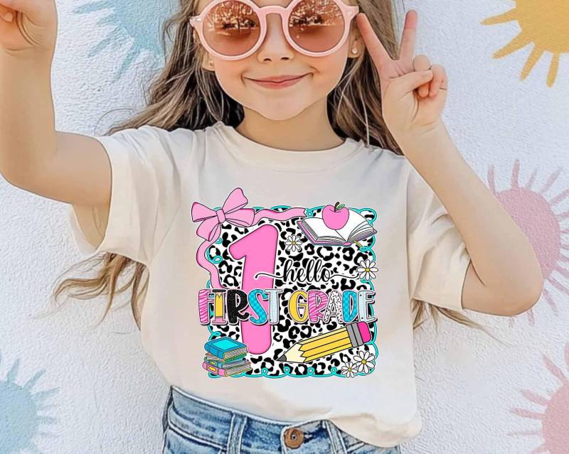 Hallo Erste Klasse Shirt, 1.klasse Zurück Zu Schul Shirt Für Kinder, Kokette Mädchen Erster Tag Der Squad Crew von ScruncStreet