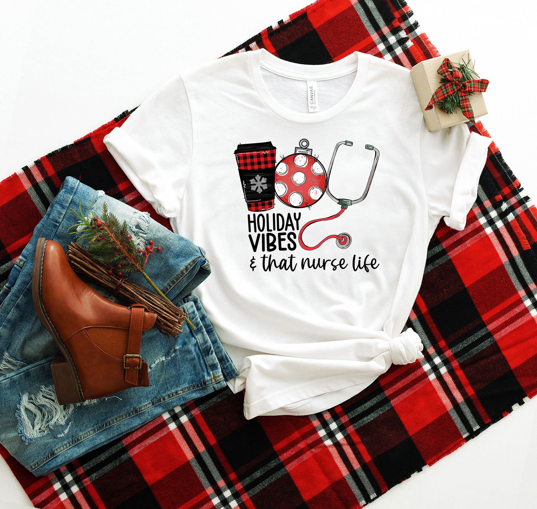 Holiday Vibes & That Nurse Life Shirt, Krankenschwester Weihnachtsshirt, Lustiges Weihnachts Pyjama Weihnachtsgeschenke von ScruncStreet