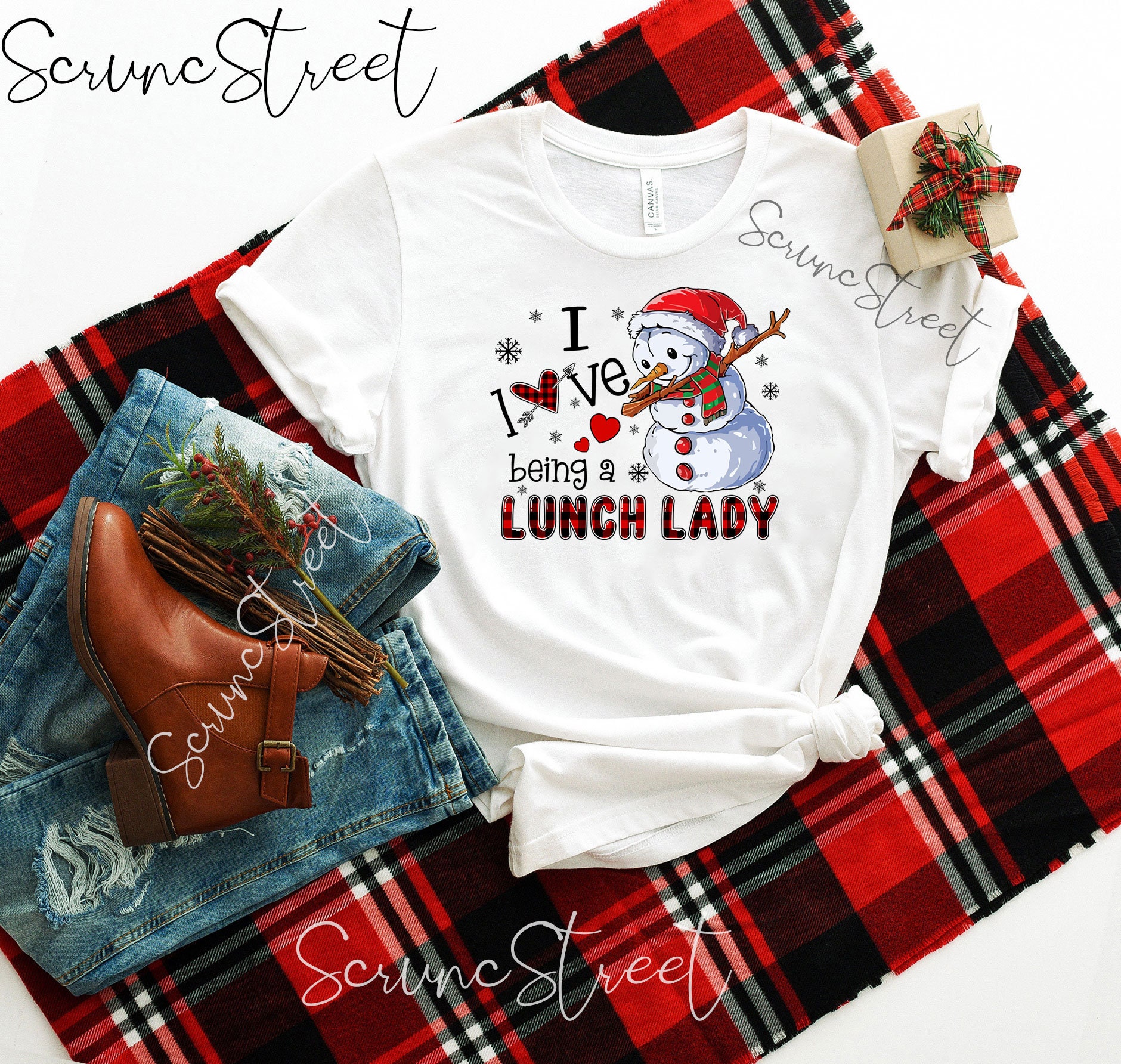 I Love Being A Lunch Lady Shirt, Rotes Büffel Kariertes Weihnachtsshirt, Lustiges Weihnachtsgeschenke von ScruncStreet