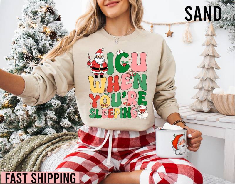 Icu Krankenschwester Weihnachten Sweatshirt, Icu Nurse Wenn Sie Schlafen, Weihnachtsgeschenke Für Nurse, Intensive Care Box von ScruncStreet