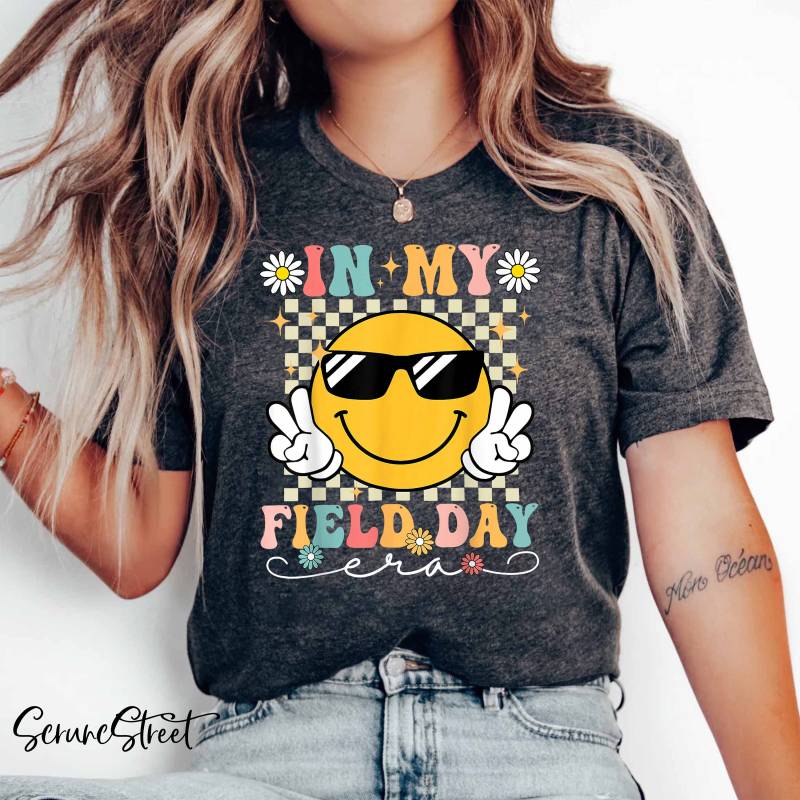 In Meinem Feldtag Era Shirt, Spaß Tag Gruppe Feldausflug 2024 Vibes Shirt von ScruncStreet