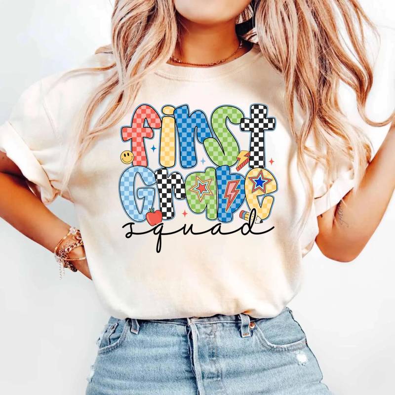 Kariertes 1st Grade Back To School Shirt, Erstes Grad Kader Klasse Lehrer Dream Team Hallo T-Shirts von ScruncStreet