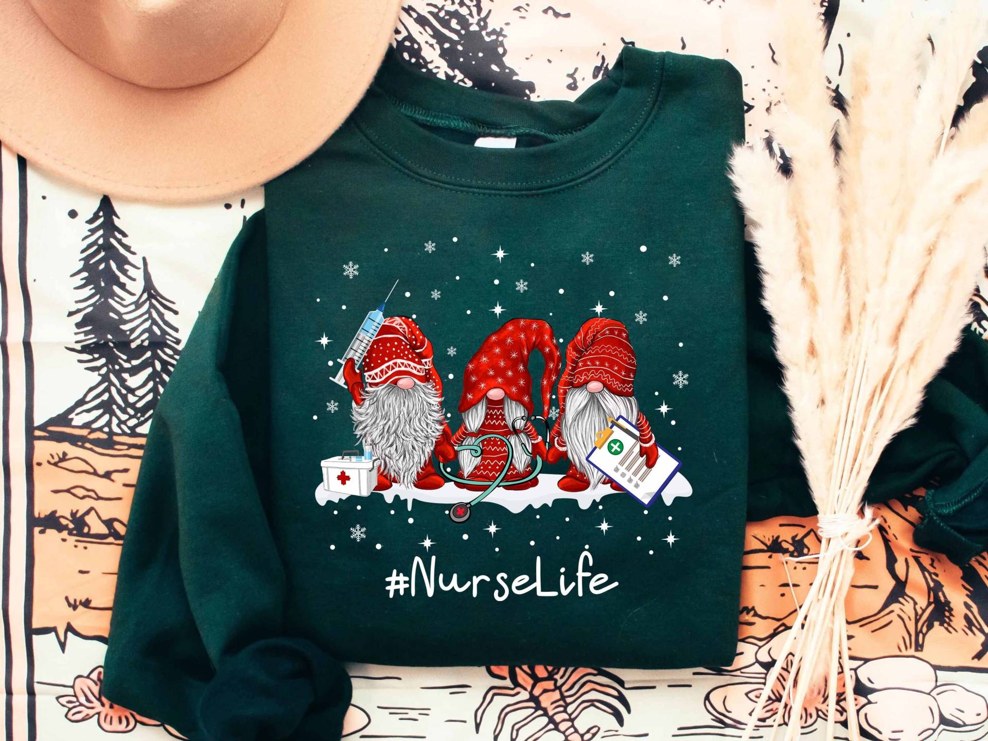 Krankenschwester Weihnachten Sweatshirt, Shirt, Gnomies Eine Fröhliche Weihnachtsgeschenke Für Nursing Studenten von ScruncStreet