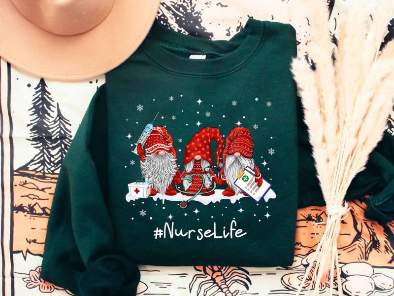 Krankenschwester Weihnachten Sweatshirt, Shirt, Gnomies Eine Fröhliche Weihnachtsgeschenke Für Nursing Studenten von ScruncStreet