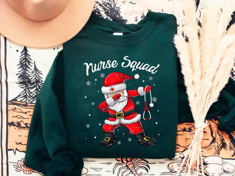 Krankenschwester Weihnachten Sweatshirt, Weihnachtsmanns Lieblings T-Shirt, Shirt, Weihnachtsmann Weihnachtsgeschenke Für Die Nursing School von ScruncStreet