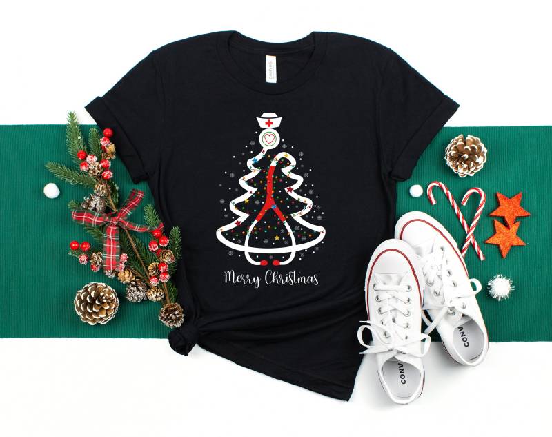 Krankenschwester Weihnachtsbaum Frohe Weihnachten Shirt, Krankenschwester-Weihnachtshemd, Weihnachtspyjama-Shirt von ScruncStreet