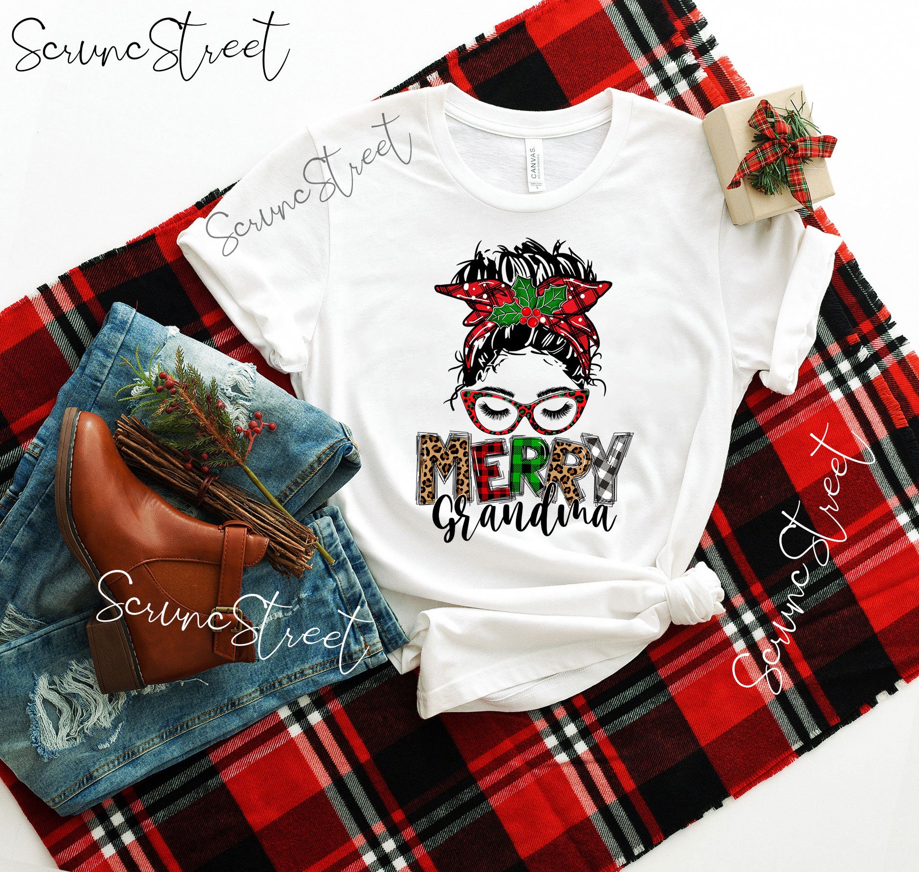 Leopard Büffel Kariertes Messy Bun Merry Grandma Shirt, Oma Weihnachtsshirt, Lustiges Geschenk, Weihnachtsgeschenk Für von ScruncStreet