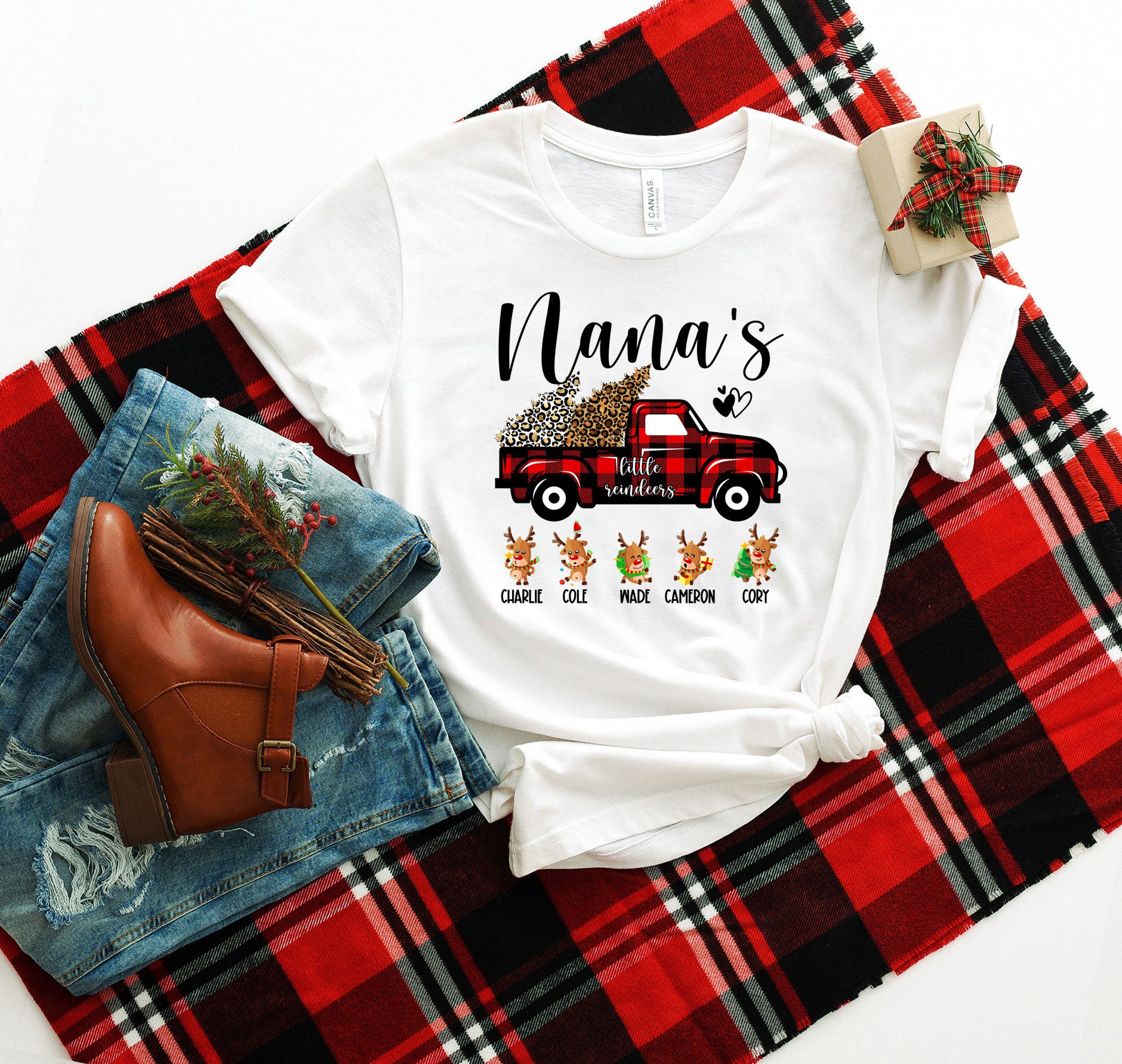 Leopard & Plaid Nana's Little Reindeers Shirt, Nana Weihnachts Shirt Mit Namen Der Enkelkinder, Weihnachtsgeschenk Für von ScruncStreet
