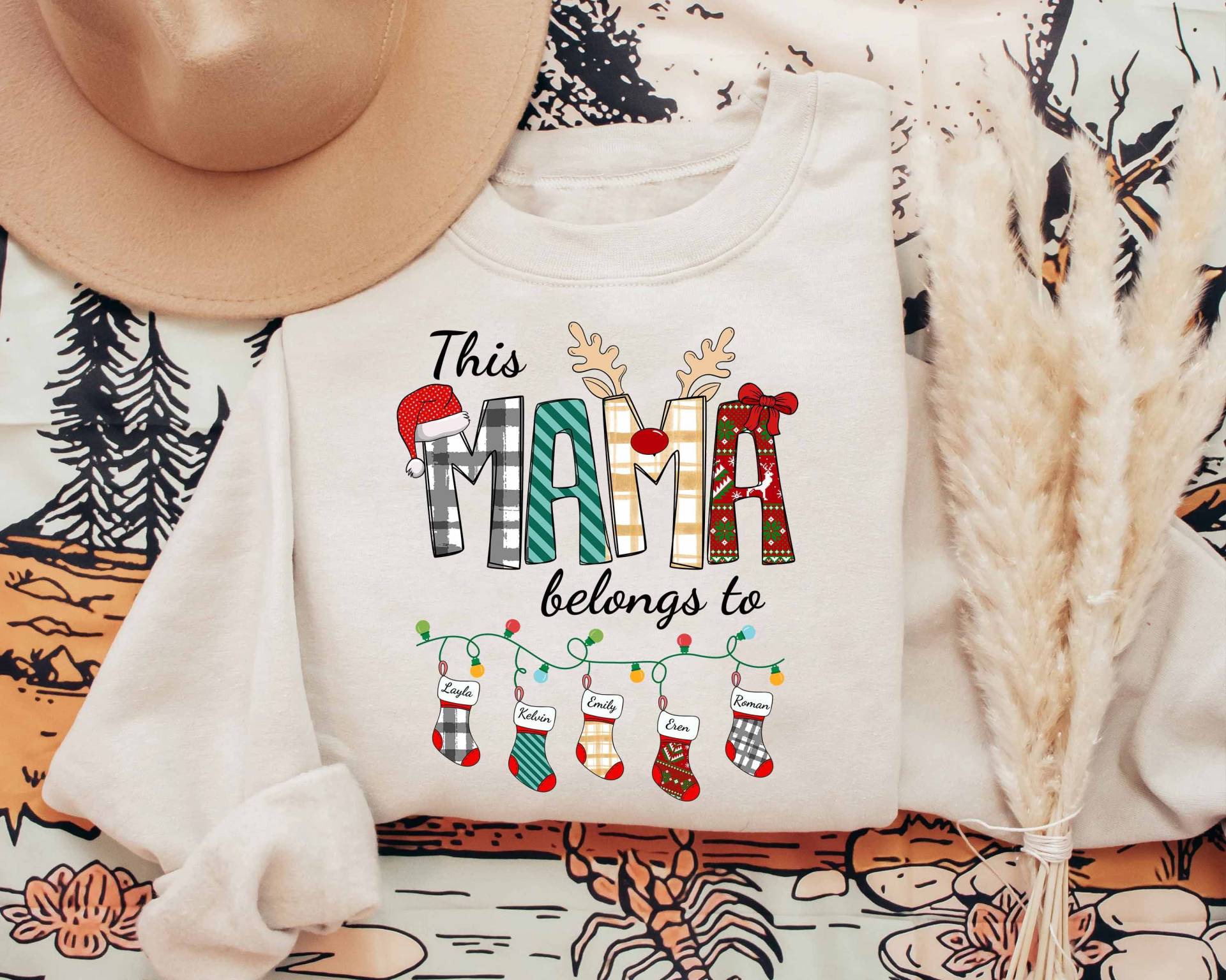 Mama Weihnachten Sweatshirt, Diese Gehört Shirt, Benutzerdefinierte Shirt Mit Dem Namen Der Kinder, Personalisierte Weihnachtsgeschenke Für von ScruncStreet