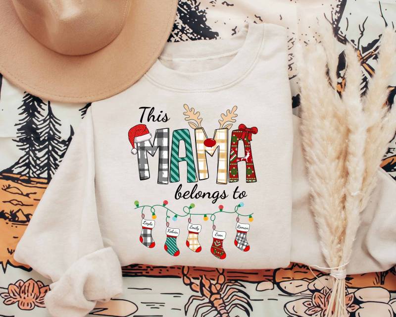 Mama Weihnachten Sweatshirt, Diese Gehört Shirt, Benutzerdefinierte Shirt Mit Dem Namen Der Kinder, Personalisierte Weihnachtsgeschenke Für von ScruncStreet