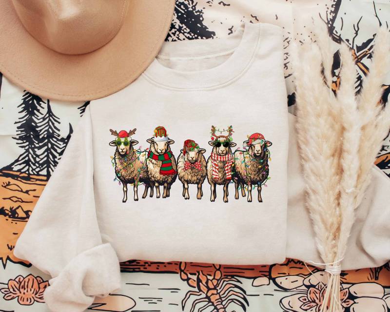 Schaf Weihnachten Sweatshirt, Weihnachtsbaum, Schaf-Liebhaber-Weihnachtshemd, Bauernhof-Tier-Shirt, Weihnachtsgeschenke Für Schaf-Liebhaber-Bauer von ScruncStreet