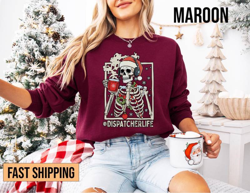 Skeleton Dispatcher Weihnachtshemd, 911 Life Shirt, Notfalldispatcher Weihnachten von ScruncStreet