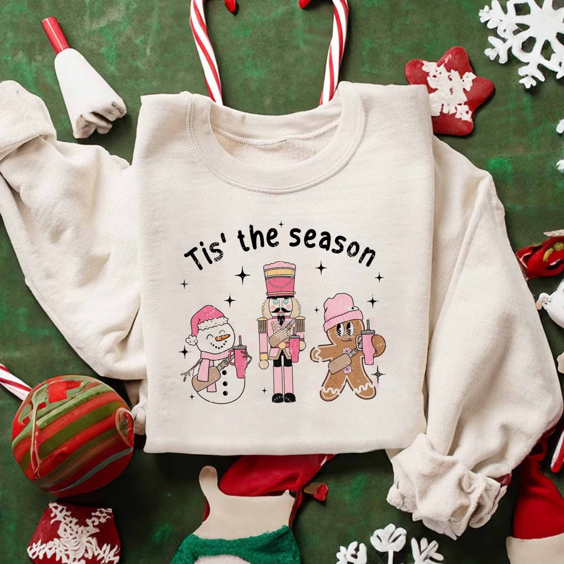 Tis The Season Weihnachten Sweatshirt, Retro Groovy T-Shirt, Süßes Schneemann Shirt, Lebkuchen Mann Lustige Weihnachtsgeschenke von ScruncStreet