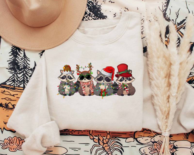 Waschbär Weihnachten Sweatshirt, Niedlicher Mit Weihnachtsmütze Weihnachtslichter, Waschbär-Liebhaber-T-Shirt, Weihnachtsgeschenke Für von ScruncStreet