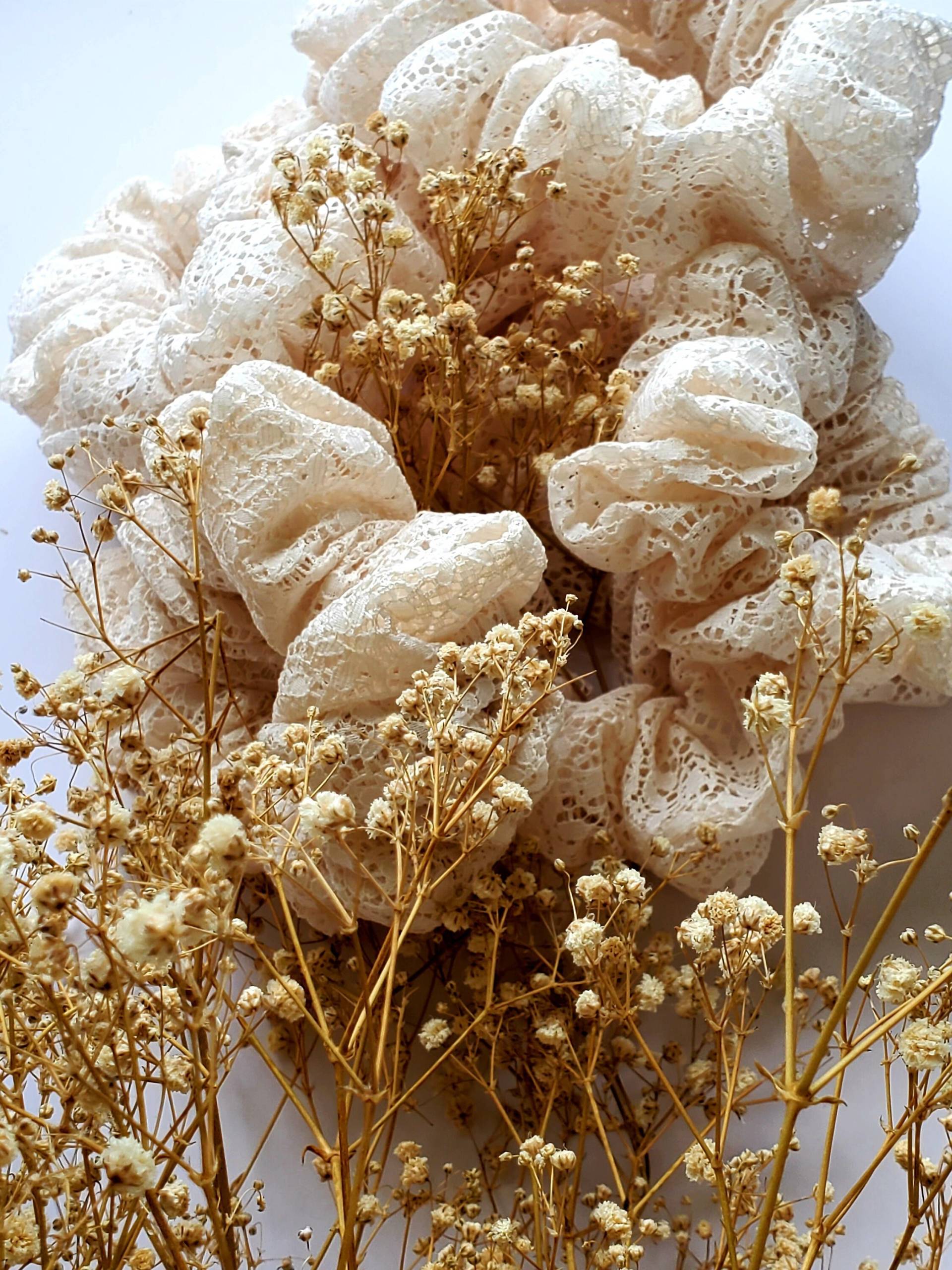 Volle Spitze Scrunchy || Creme Scrunchies Elfenbein Haar Scrunchy Xl Scrunchie Handgemachte Volle Spitze Scrunchy || Creme Scrunchies Elfenbein Haar Scrunchy Xl Scrunchie Handgemachte von ScrunchieverseShop