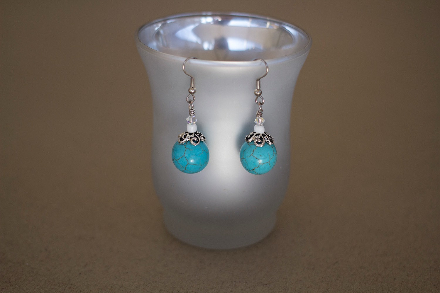 Boho Stein Ohrringe Türkis Howlith Edelstein | Swarovski Kristallperlen-Akzente von SeaBreezeBoho