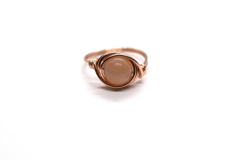 Pfirsich Mondstein in 14K Rose Gold Filled Wire Wrapped Ring von SeaCoalUK