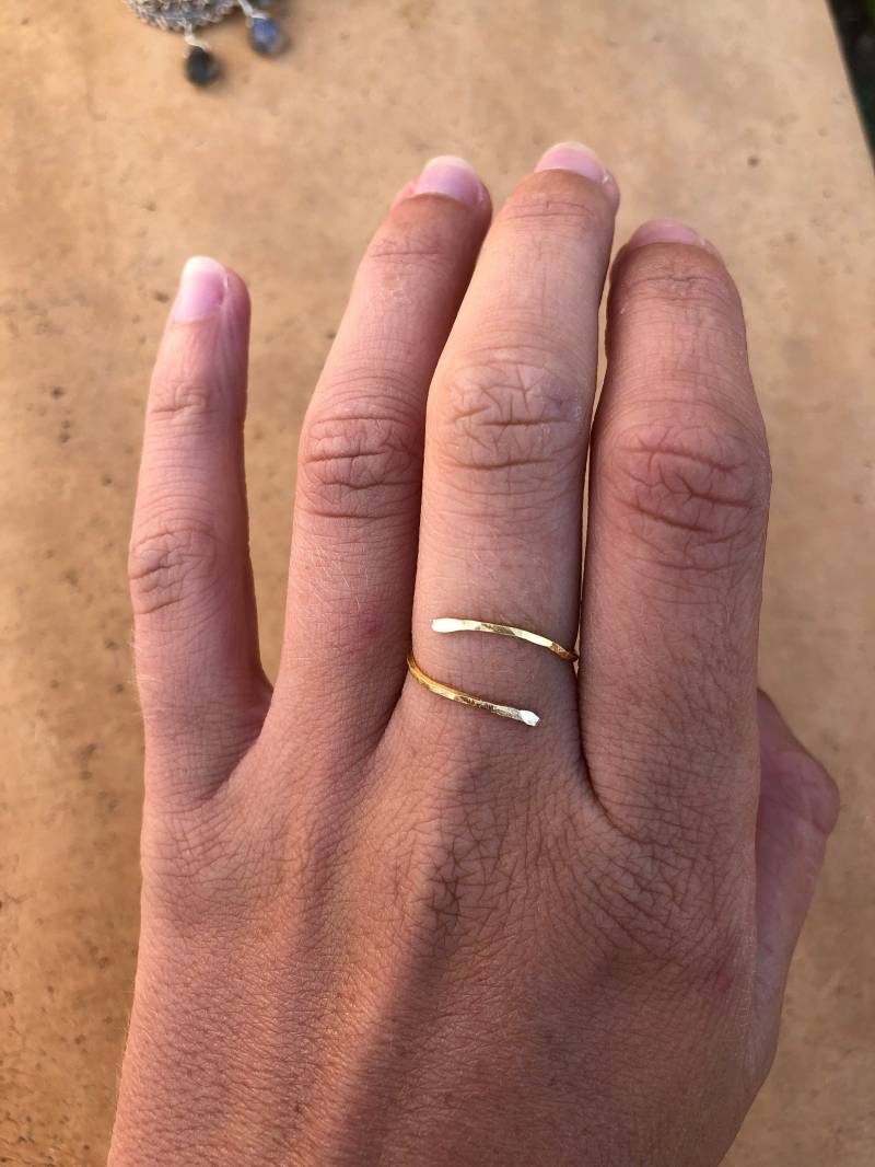Gehämmert Gold Ring/Manschette Verstellbarer Boho Einfache Goldring Geburtstag Geschenk Für Sie von SeaCoveDesigns