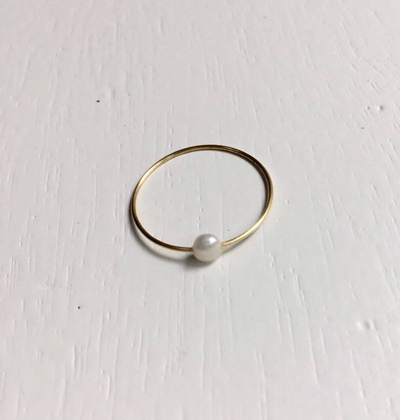 Kleiner Perlenring/Echte Perle Ring Gold Zierliche Minimal Für Jeden Tag Stapel Geschenk Sie von SeaCoveDesigns