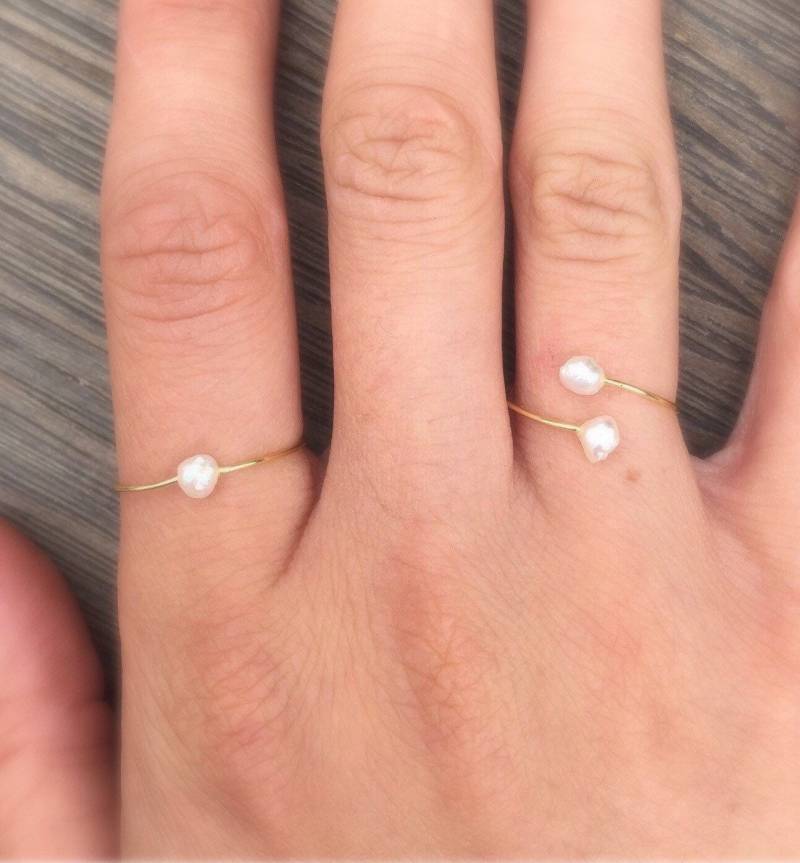 Zierliche Perlen Ring Set/Ringe Echte Manschetten Minimal Geburtstag Geschenk Brautjungfer von SeaCoveDesigns