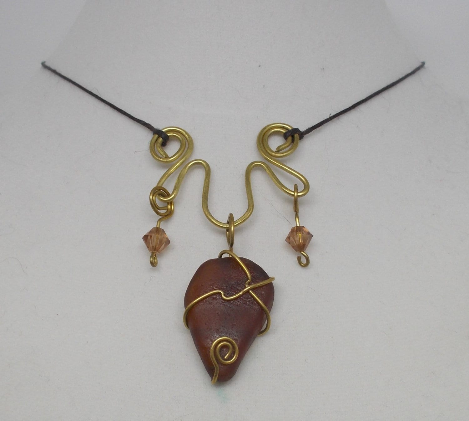 Halskette Seeglas Messingdraht Swarovski Kristalle Vancouver Island Bc > Kostenloser Versand in Nordamerika Halskette Seeglas Messingdraht Swarovski Kristalle Vancouver Island Bc > Kostenloser Versand in Nordamerika von SeaDangles
