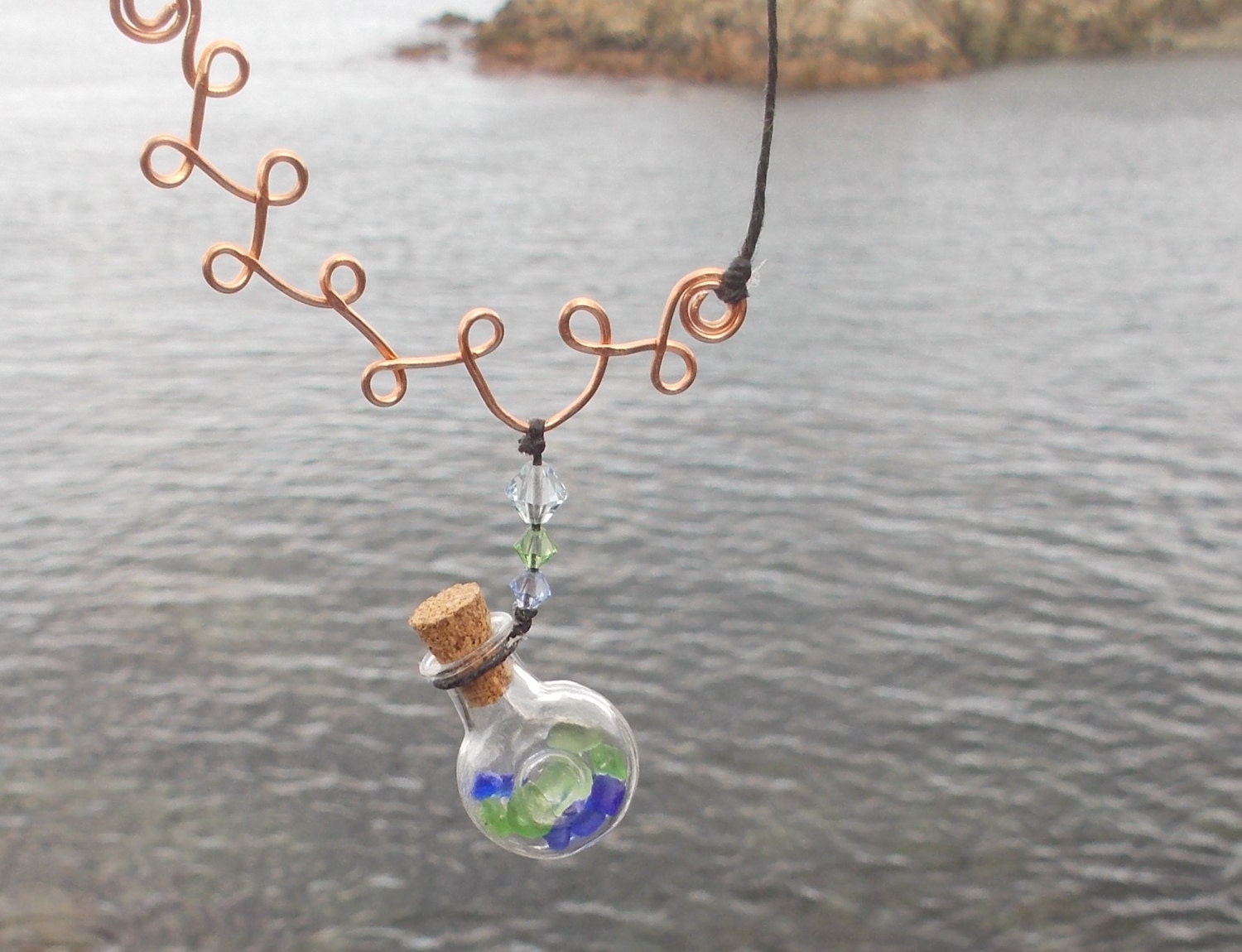 Seeglas Halskette Kupferdraht Swarovski Kristalle Miniatur-Glasflasche Mit Korken Vancouver Island Bc > Kostenloser Versand in Nordamerika Seeglas Halskette Kupferdraht Swarovski Kristalle Miniatur-Glasflasche Mit Korken Vancouver Island Bc > Kostenloser Versand in Nordamerika von SeaDangles