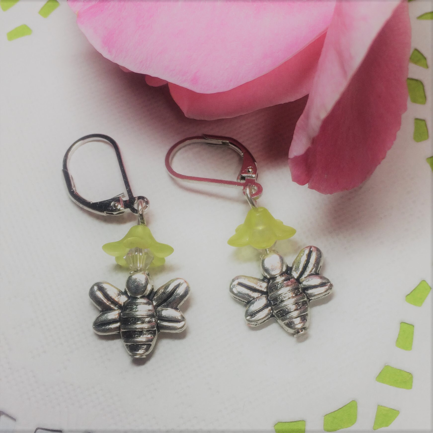 Bienen Auf Blumen Ohrringe, Sterling Silber Ohrdrähte Bienen Auf Blumen Ohrringe, Sterling Silber Ohrdrähte von SeaGemJewellery