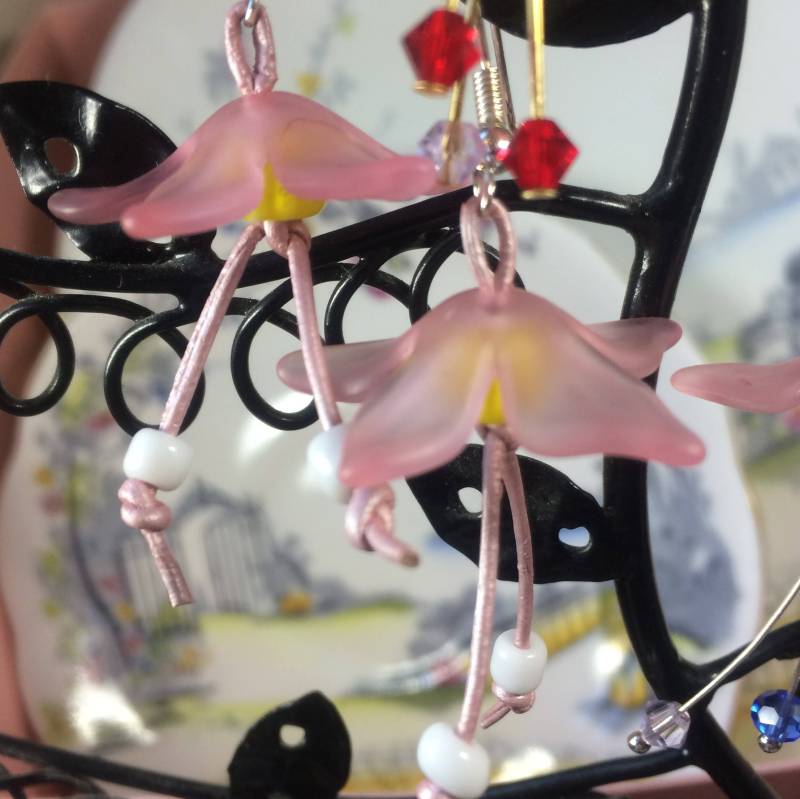 Bohochic Rosa Lucite Harebell Ohrringe Mit Gelben Perlenkernen Und Leder Thong Stamens Bohochic Rosa Lucite Harebell Ohrringe Mit Gelben Perlenkernen Und Leder Thong Stamens von SeaGemJewellery