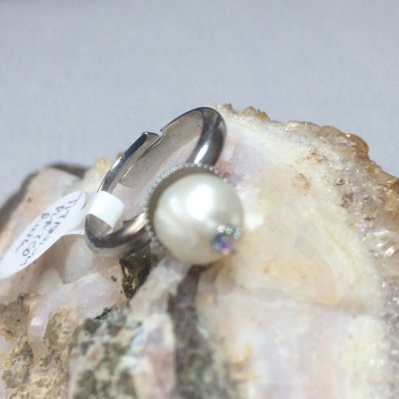 Freshwater Perlenring Mit Swarovski-Kristallmitte Auf Silberring-Basis Freshwater Perlenring Mit Swarovski-Kristallmitte Auf Silberring-Basis von SeaGemJewellery