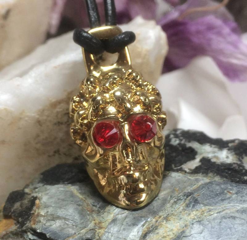 Halloween Skull, Vergoldeter Anhänger Mit Swarovski Bicone Augen Auf Lederfarbenem Thong Halloween Skull, Vergoldeter Anhänger Mit Swarovski Bicone Augen Auf Lederfarbenem Thong von SeaGemJewellery