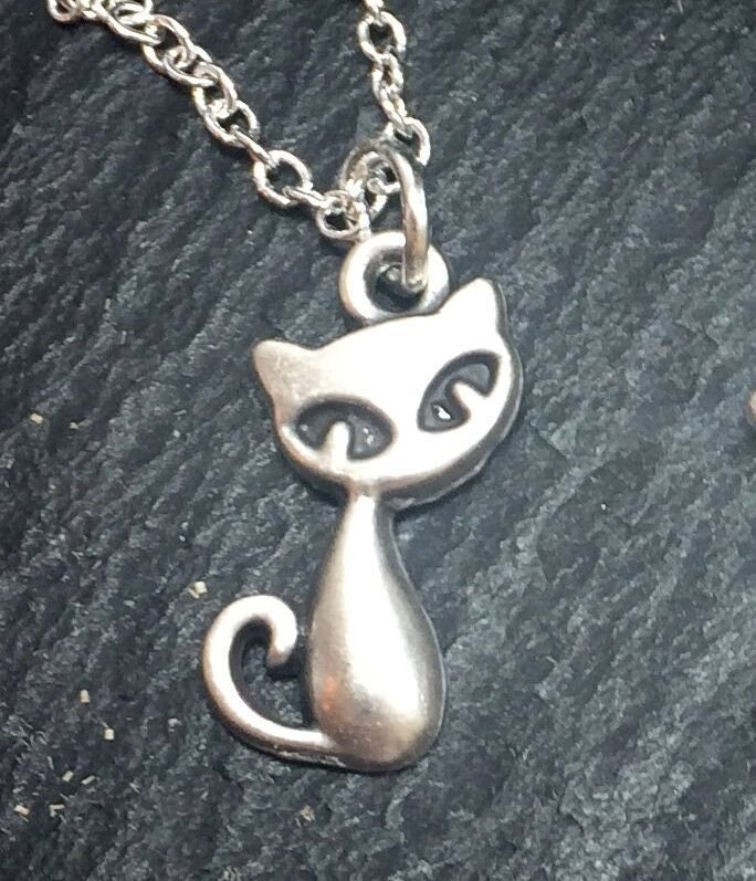Antiker Silberner Katzenanhänger Sterlingsilber-Kette Antiker Silberner Katzenanhänger Sterlingsilber-Kette von SeaGemJewellery