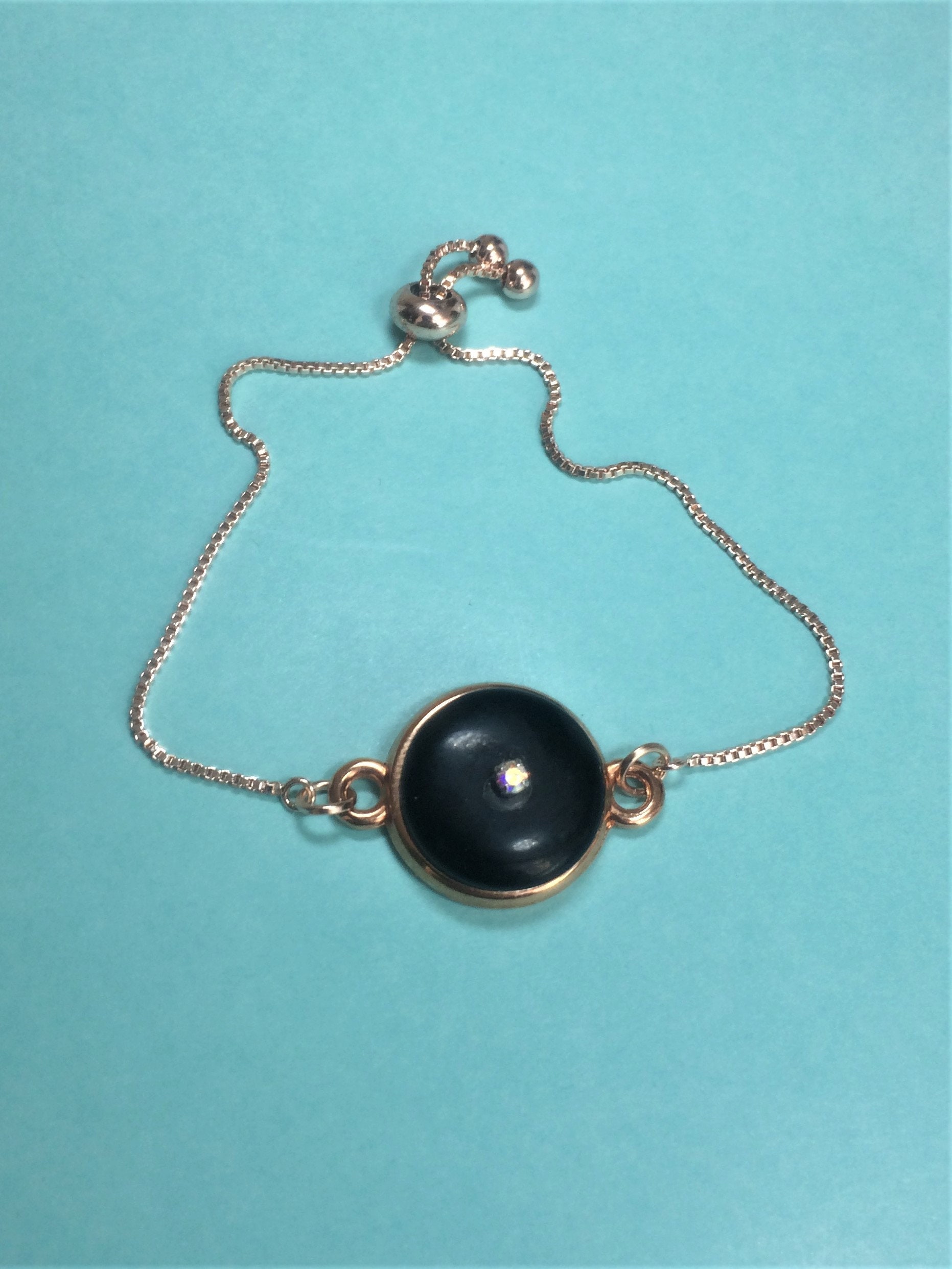 Schwarze Onyx Schieber Armband Mit Swarovski Mitte Und Rose Gold Lünette Kette Schwarze Onyx Schieber Armband Mit Swarovski Mitte Und Rose Gold Lünette Kette von SeaGemJewellery