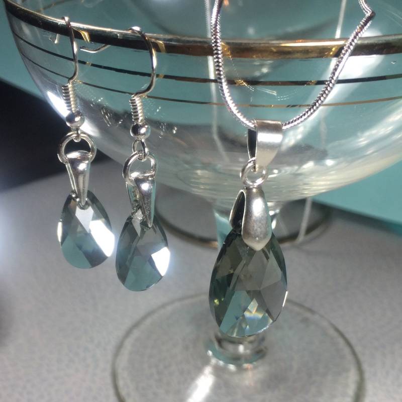 Swarovski Siver Night Anhänger Und Ohrringe Mit Sterling Silber Kette Ohrdrähten Swarovski Siver Night Anhänger Und Ohrringe Mit Sterling Silber Kette Ohrdrähten von SeaGemJewellery