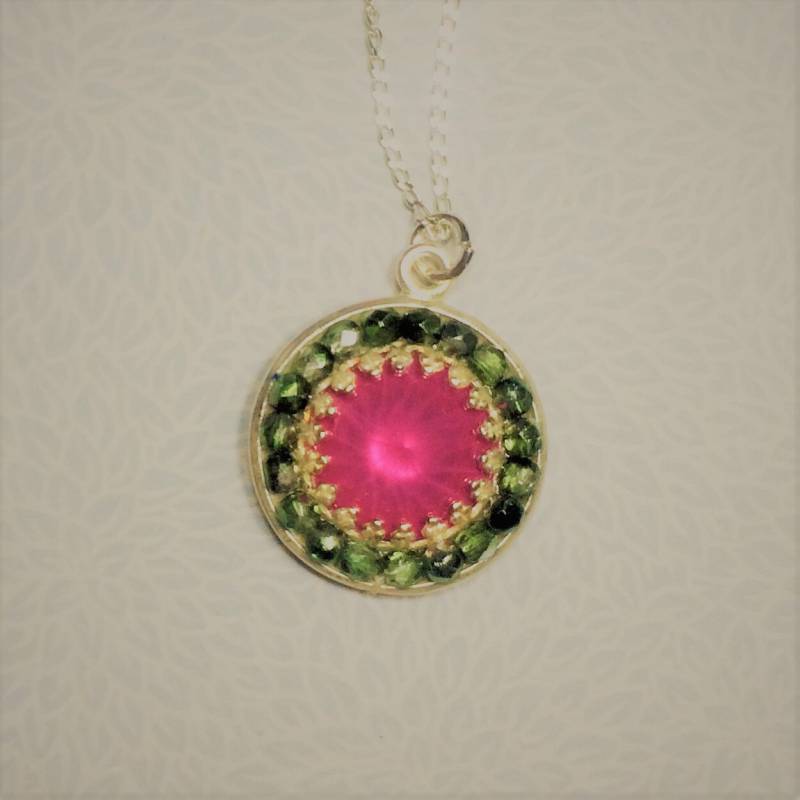 Swarovskikristall Umgeben Von Swarovski Perlen Auf Einer Sterling Silberkette Swarovskikristall Umgeben Von Swarovski Perlen Auf Einer Sterling Silberkette von SeaGemJewellery