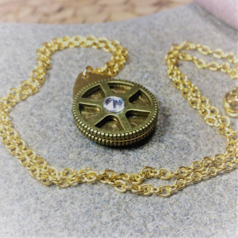 steampunk Zahnrad Anhänger Doppelseitiger Swarovski Kristall, Goldkette steampunk Zahnrad Anhänger Doppelseitiger Swarovski Kristall, Goldkette von SeaGemJewellery