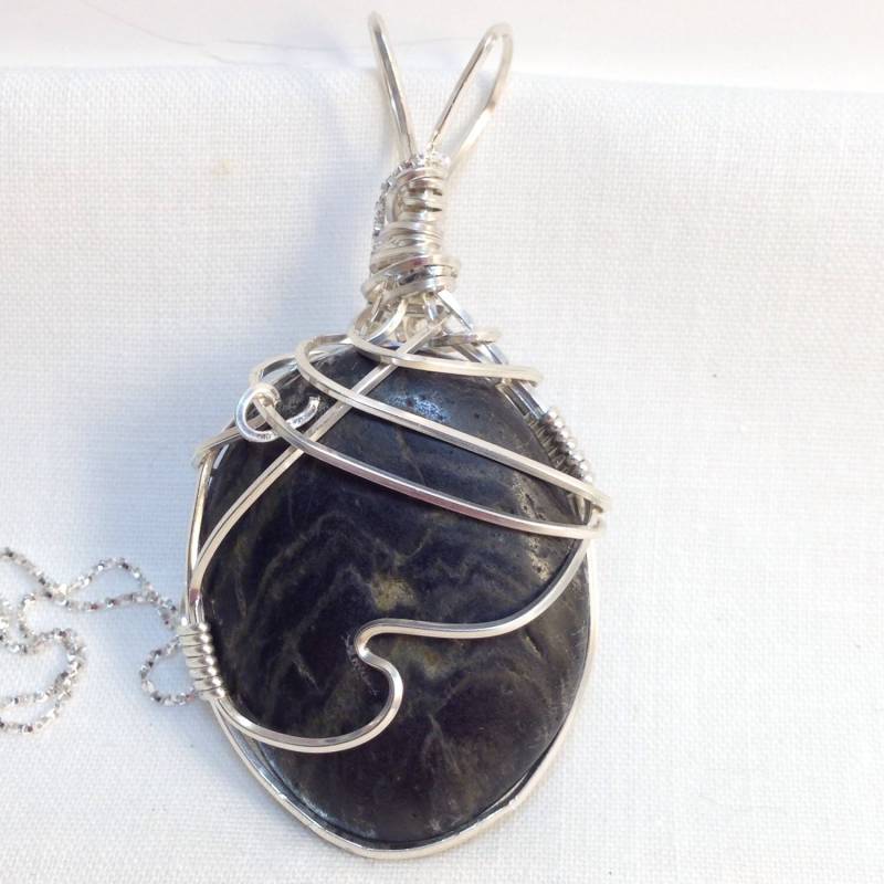 Sterling Silber Wrapped Beach Stone Halskette - Dunkelgrau Sea Sterling Silber Wrapped Beach Stone Halskette - Dunkelgrau Sea von SeaGlassbySuzy