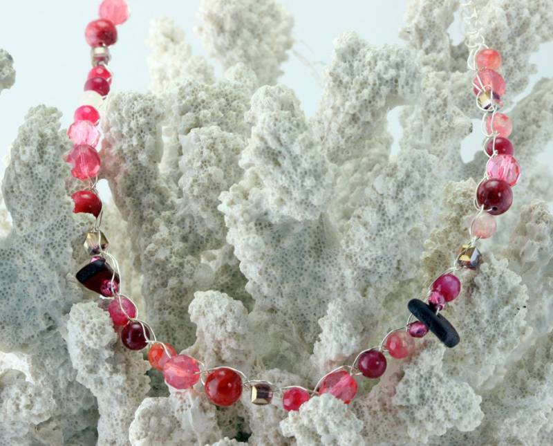 Set Aus Roter Häkeldraht Halskette Und Ohrringe Mit Dem Äußerst Seltenen Roten Seeglas von SeaGoddessTreasures