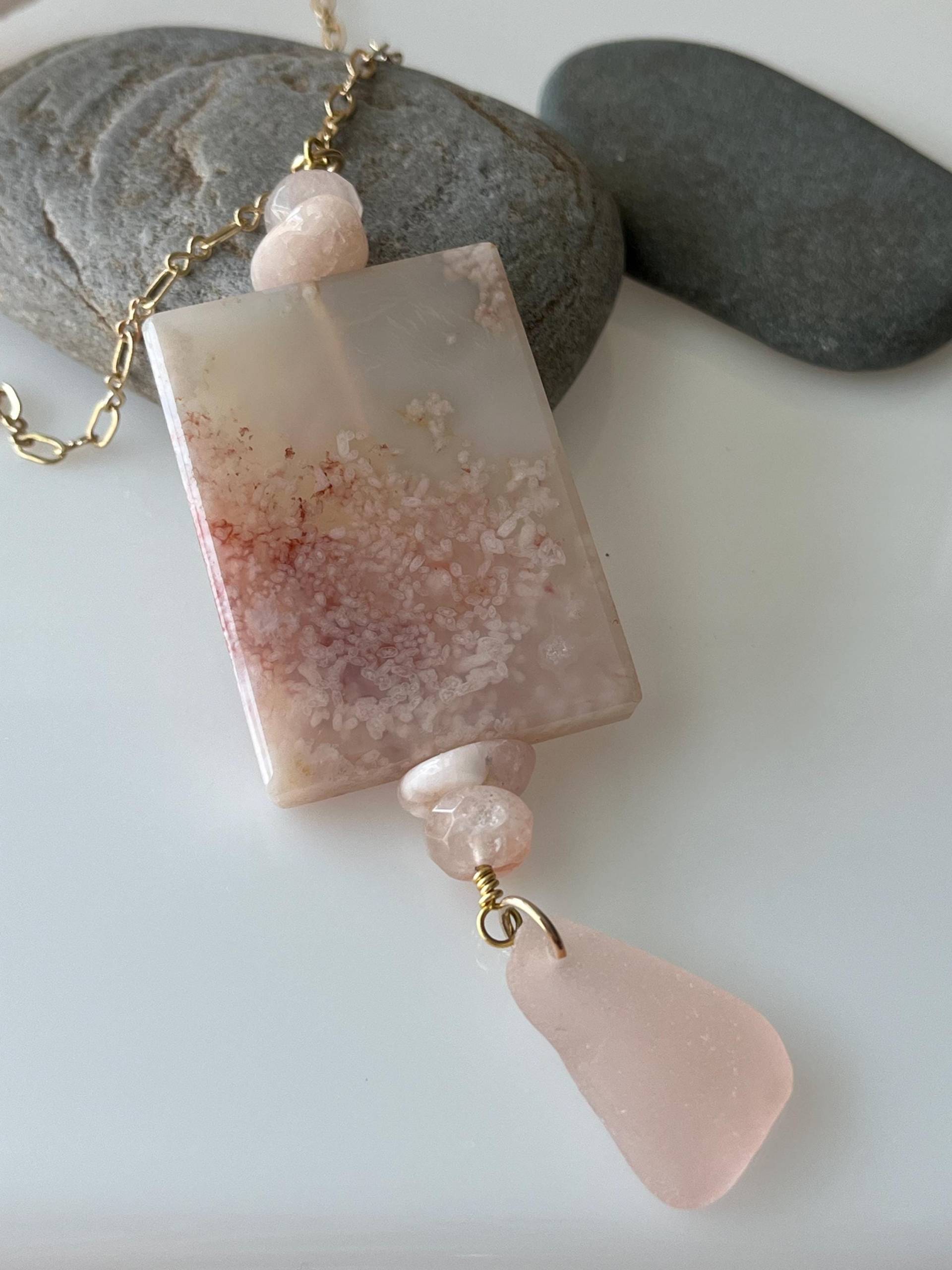 Vergoldeter Achatanhänger Mit Seltenem Rosa Seeglas Vergoldeter Achatanhänger Mit Seltenem Rosa Seeglas von SeaGoddessTreasures