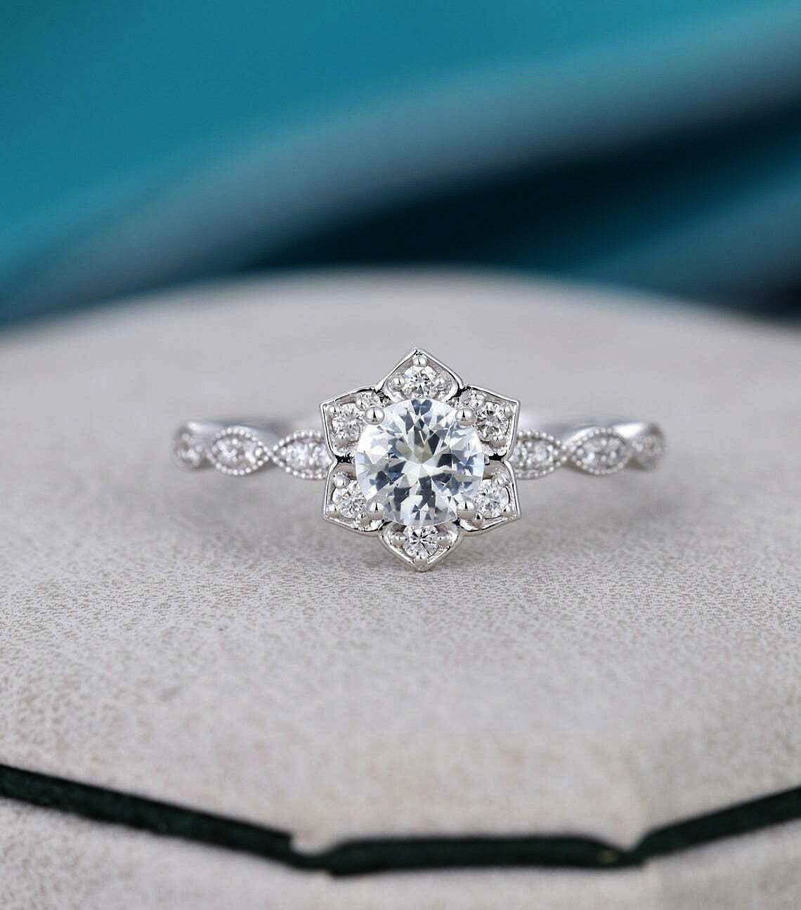 1 Ct Rundschliff Diamant Ehering, Wunderschöner Blumen Cluster Jahrestag Ring, 14K Weißgold Finish, Simulierter Ring von SeaOfJewelsStore