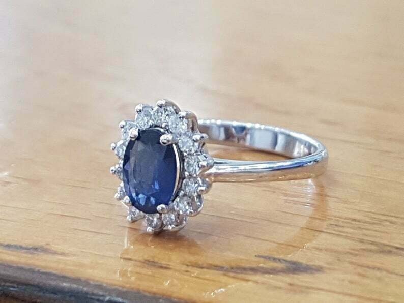 1.50 Ct Blauer Saphir Oval & Rundschliff Diamant Ring, Wunderschöner Halo Ehering, 14K Weißgold Finish, Simulierter Ring von SeaOfJewelsStore
