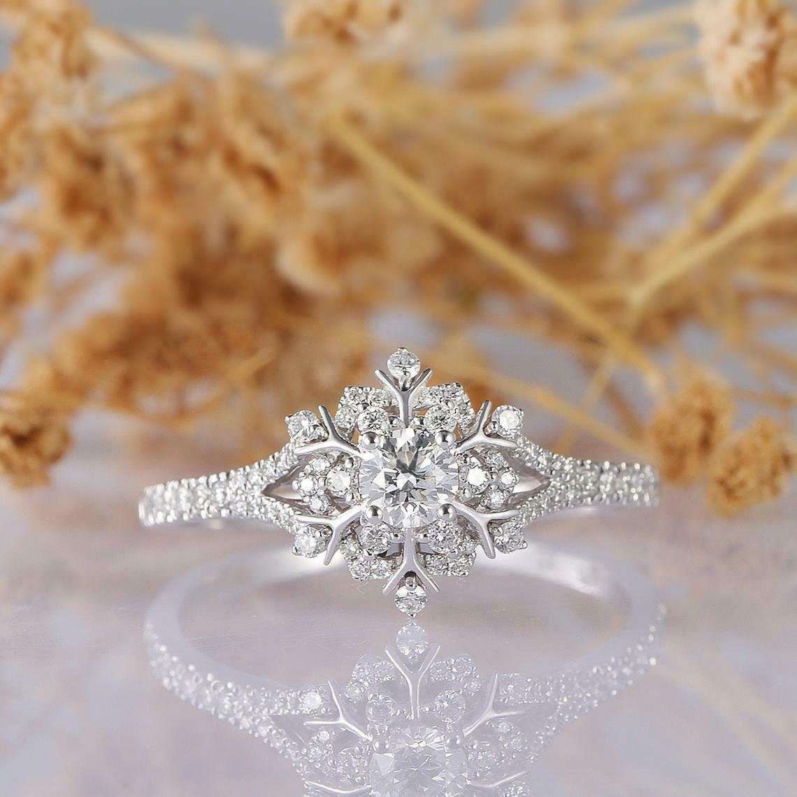 1.50 Ct Rundschliff Diamant Ehering, Wunderschöner Blumen Cluster Jahrestag Ring, 14K Weißgold Finish, Simulierter Ring von SeaOfJewelsStore