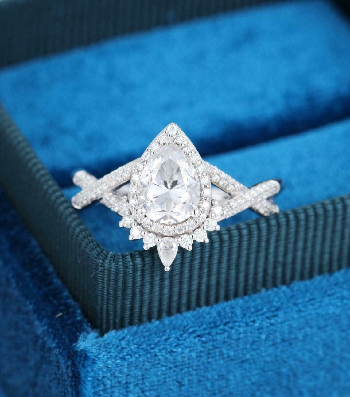 1.50Ct Birne & Rundschliff Diamant Ring, Halo Ehering, 14K Weissgold Finish, Simulierter 925 Sterling Silber von SeaOfJewelsStore