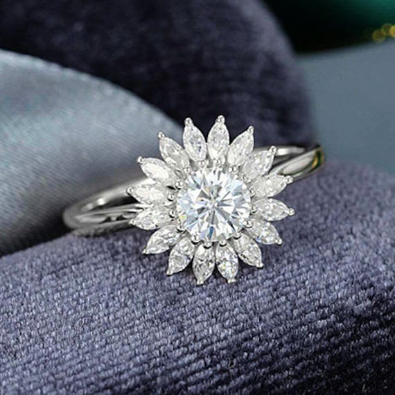 1.50Ct Runder Diamant Mit Marquiseschliff, Ehering, Wunderschöner Blumen Cluster Jubiläumsring, 14K Weißgold-Finish, Simulierter Diamantring von SeaOfJewelsStore