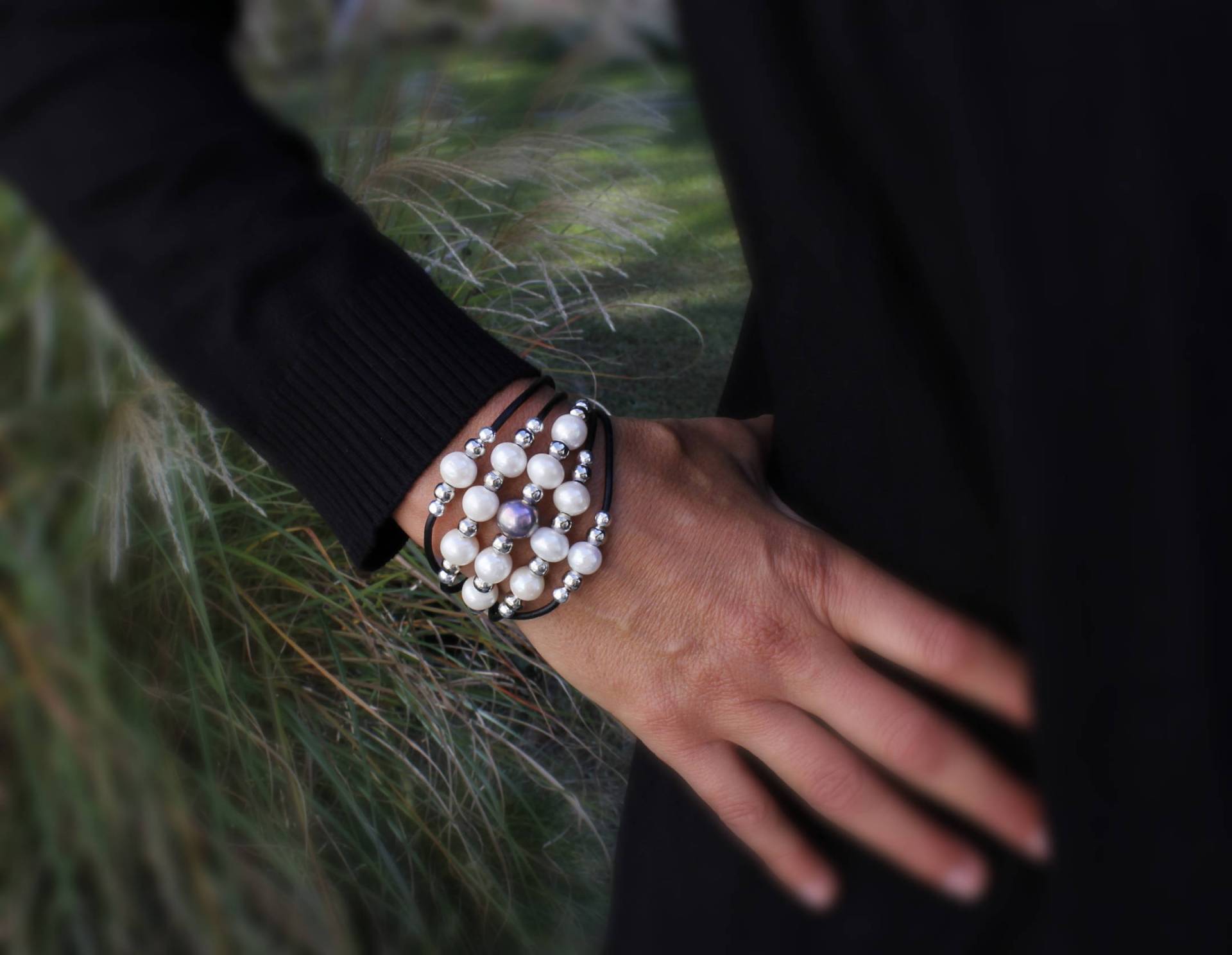 Black & White Perlenarmband | Echte Süsswasserperlen Echter Perlenschmuck Perlen Silberfarben Mehrstrangiges Armband von SeaRanchJewelry