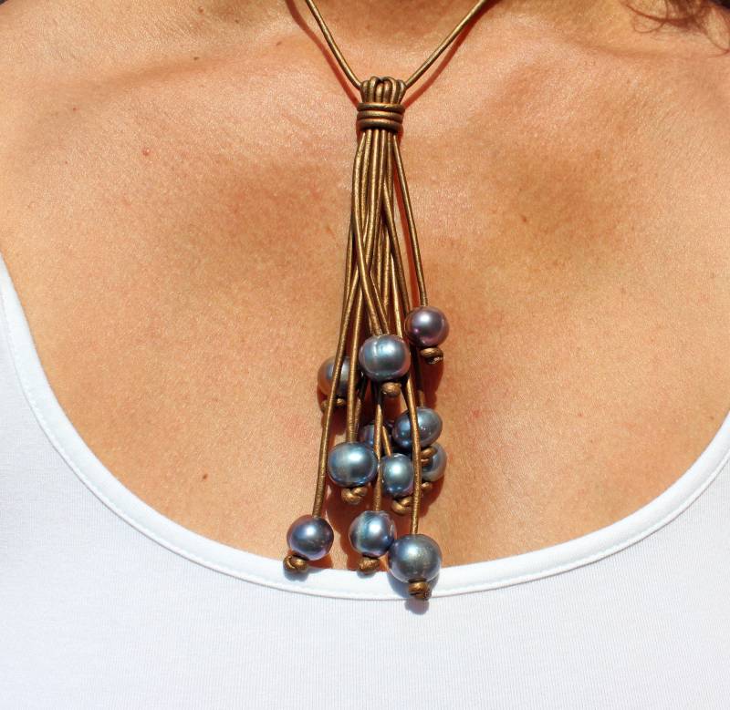 Große Schwarze Pfau Perle Leder Quaste Halskette | Echter Perlenschmuck Süßwasser Perlenkette von SeaRanchJewelry