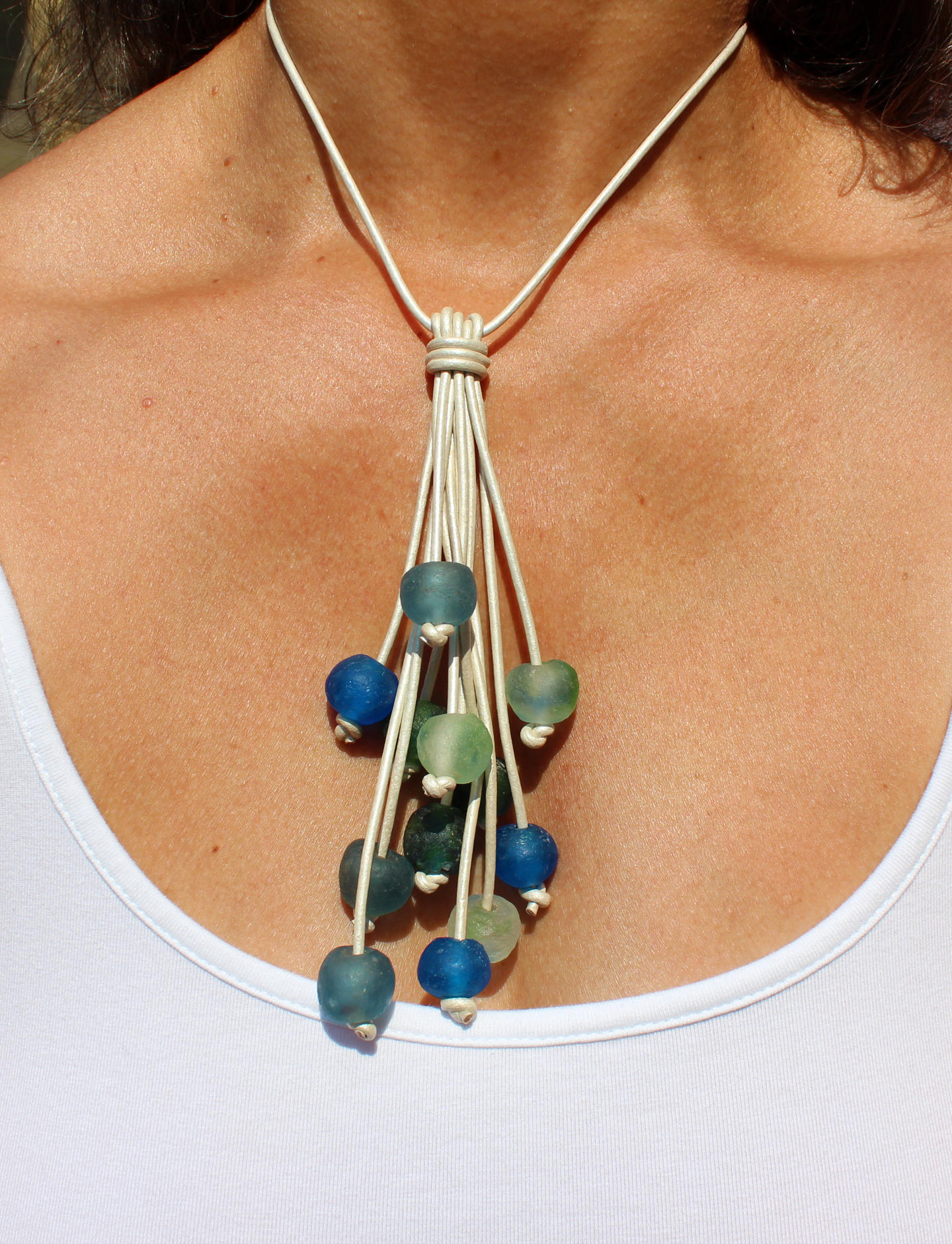 Sea Glass Quasten-Halskette Recycelte Glasperlen, Lederband von SeaRanchJewelry